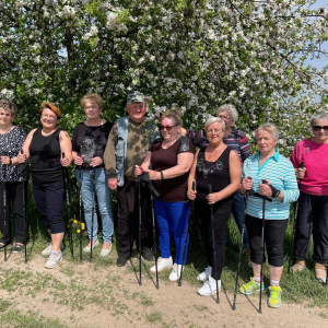 Seniorzy wykorzystują piękną pogodę i zajęcia sportowe odbywają się w plenerze - 11.05.2022 r.